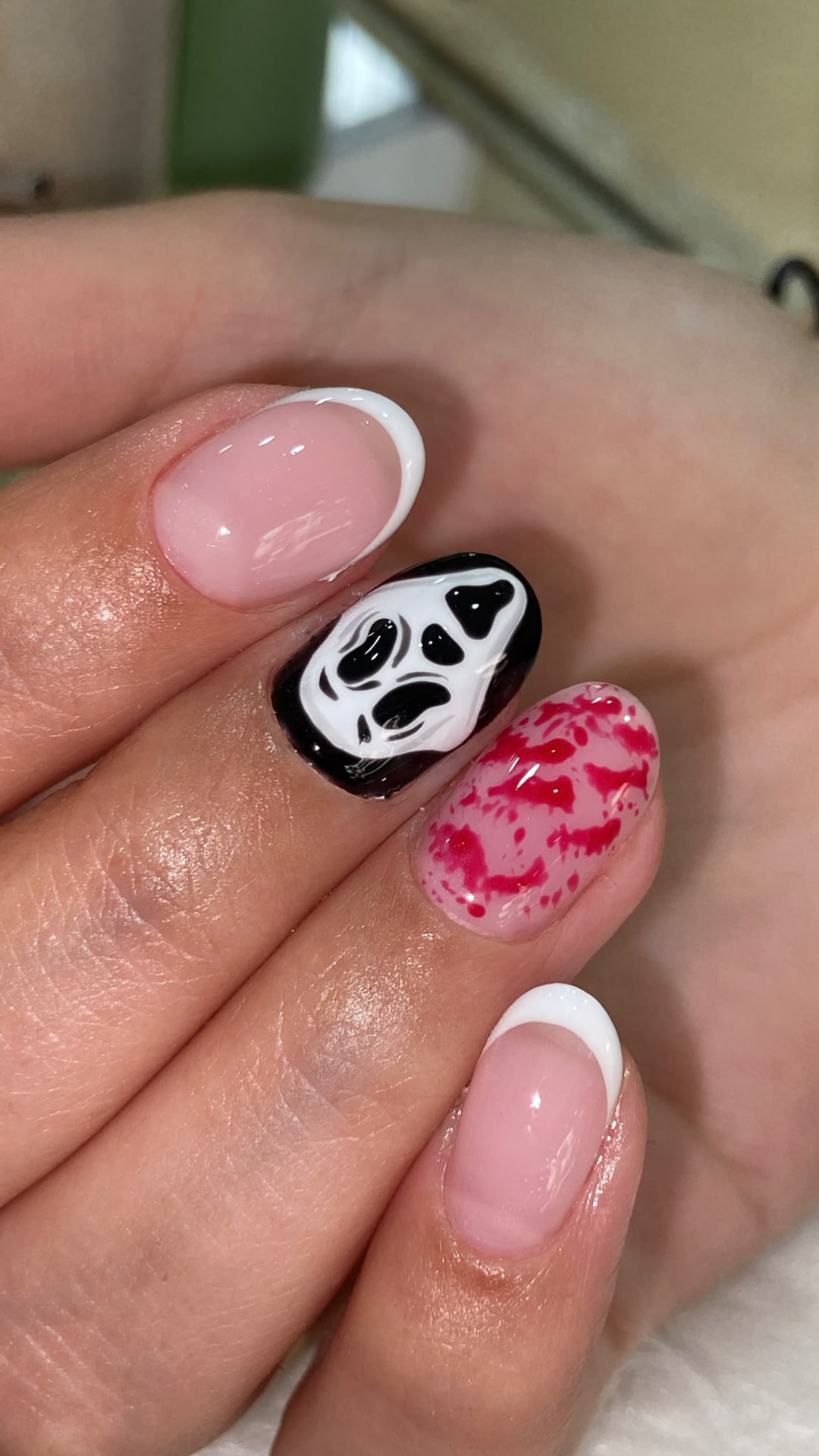 Manicura francesa con diseño artístico en negro y rosa