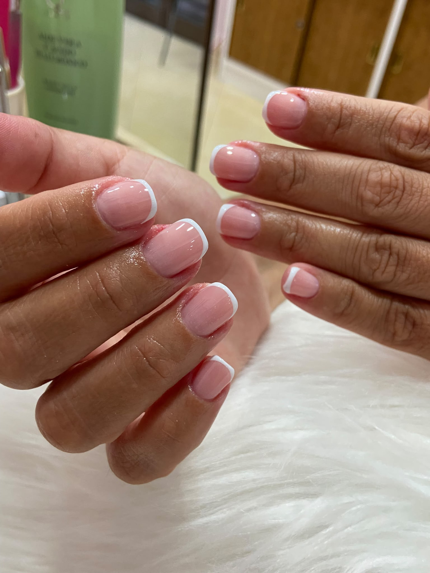 Manicura corta con francesa blanca