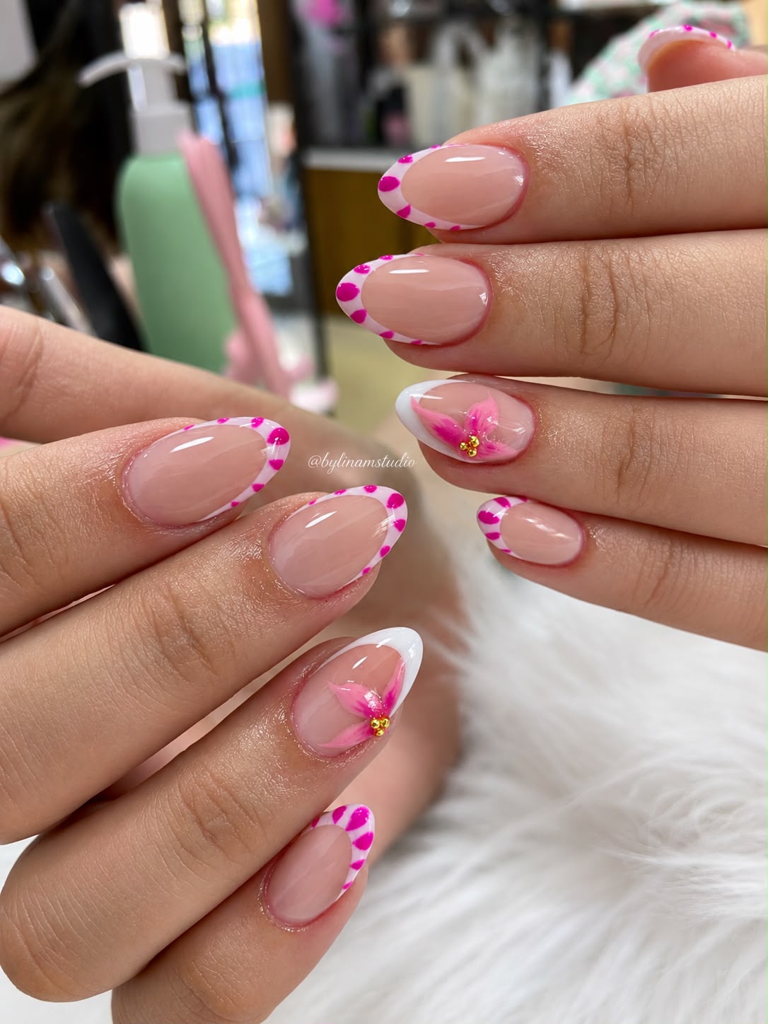 Manicura francesa rosa con flores