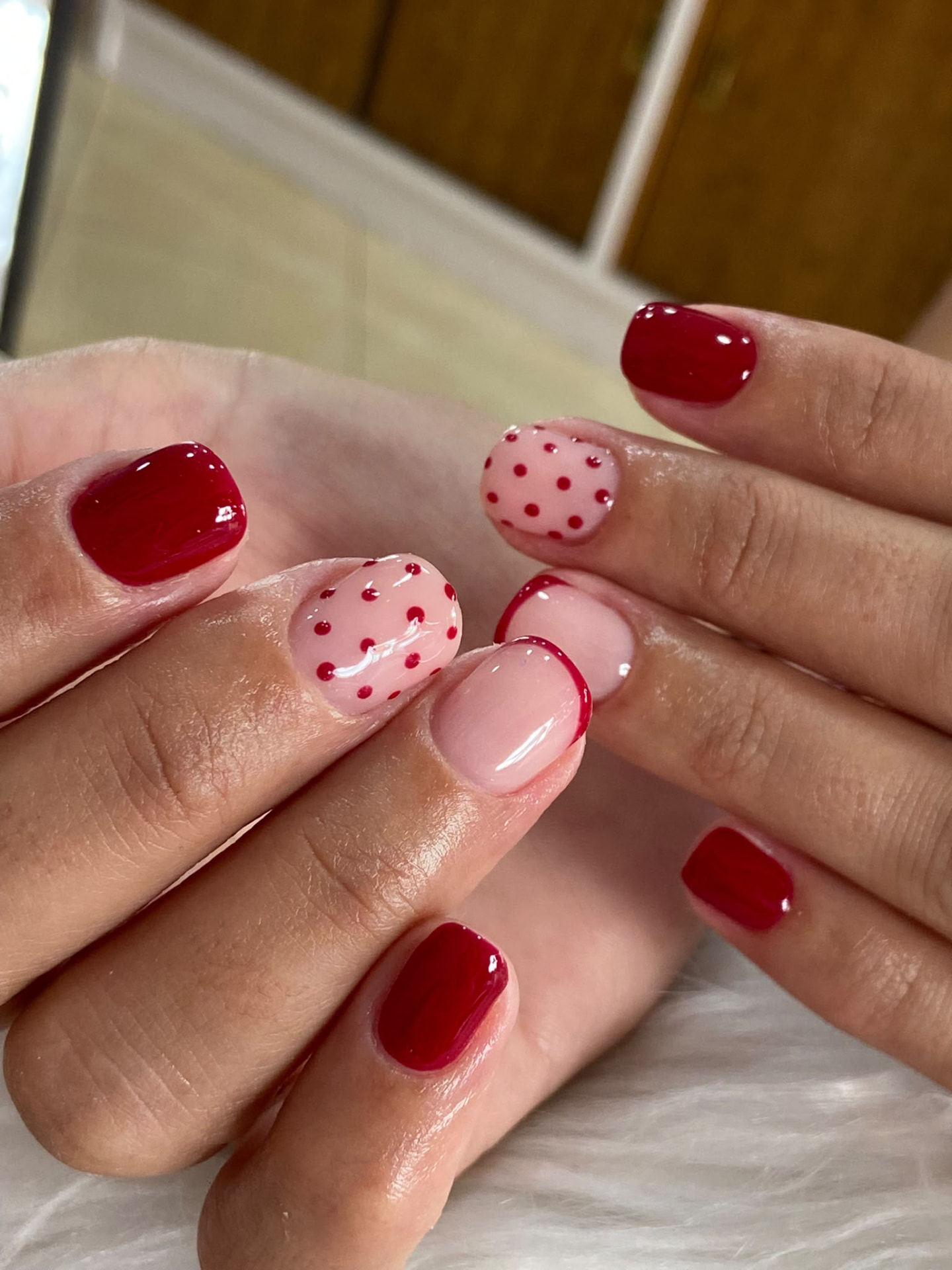 Manicura roja con lunares y francesa