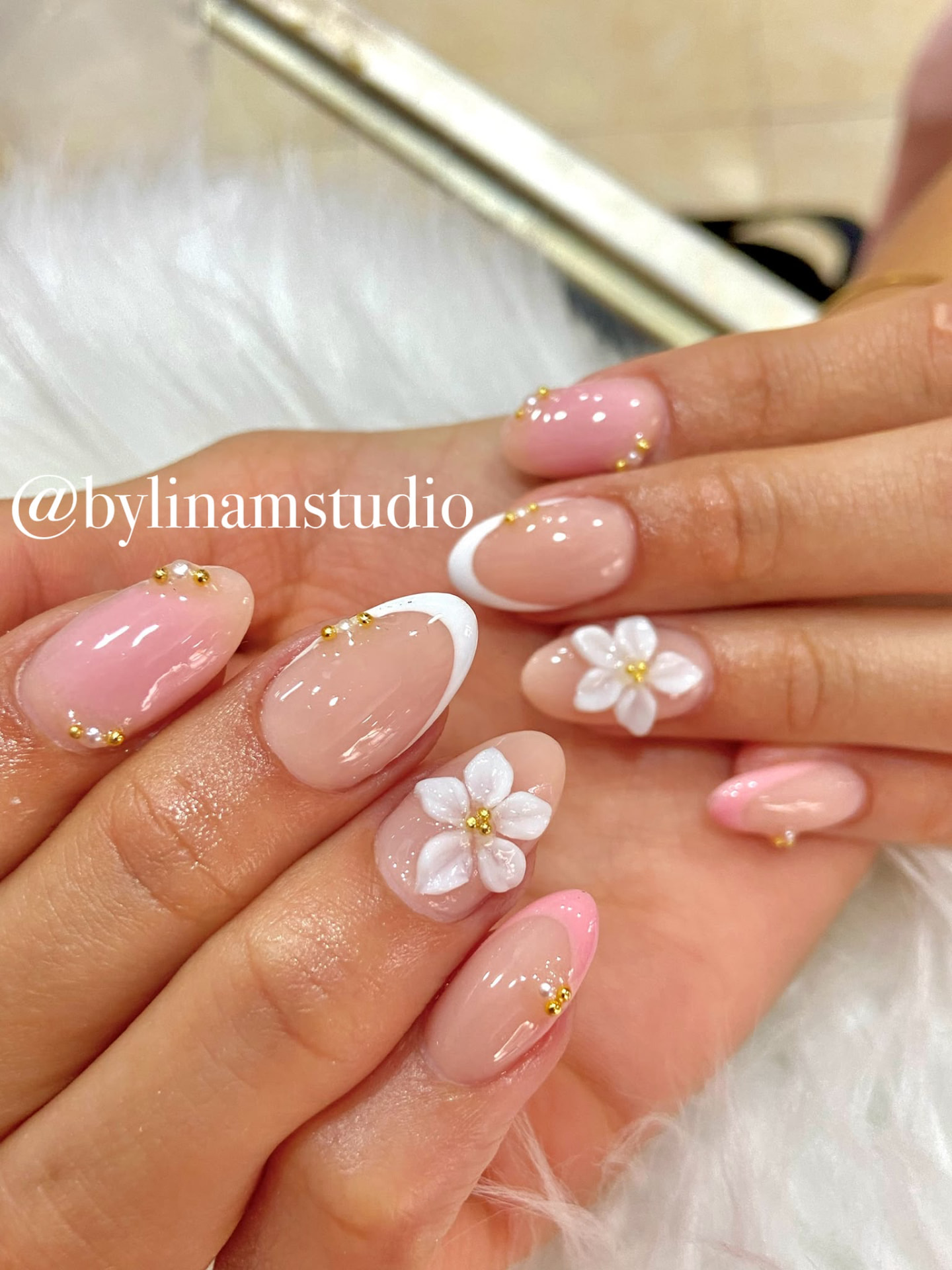 Manicura nude con francesas blancas y rosas, flores en relieve y perlas