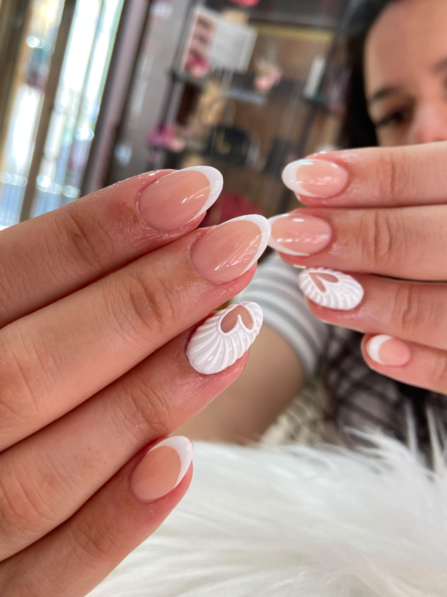 Manicura francesa con relieve blanco