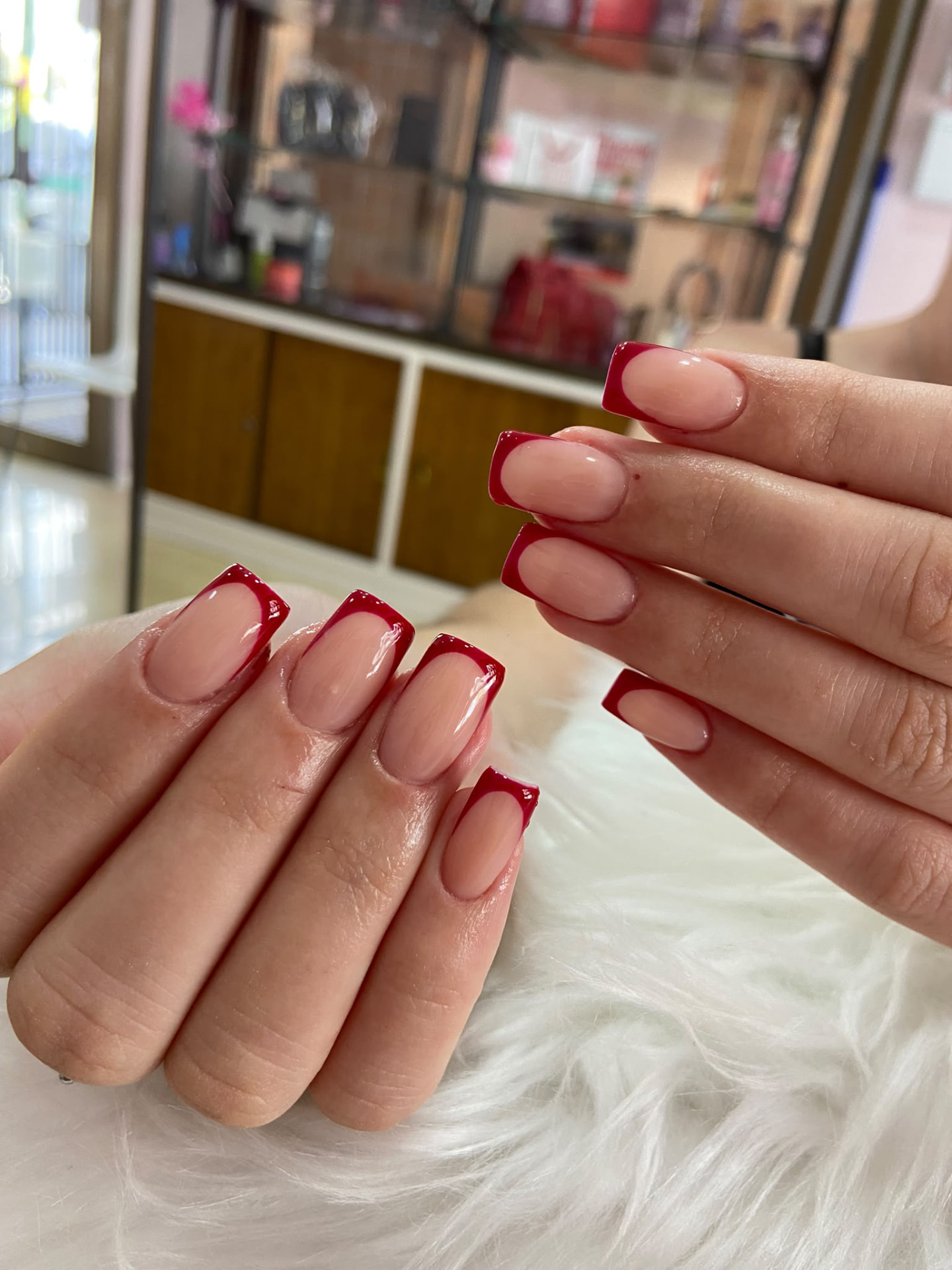Manicura cuadrada nude con francesa clásica en rojo carmín