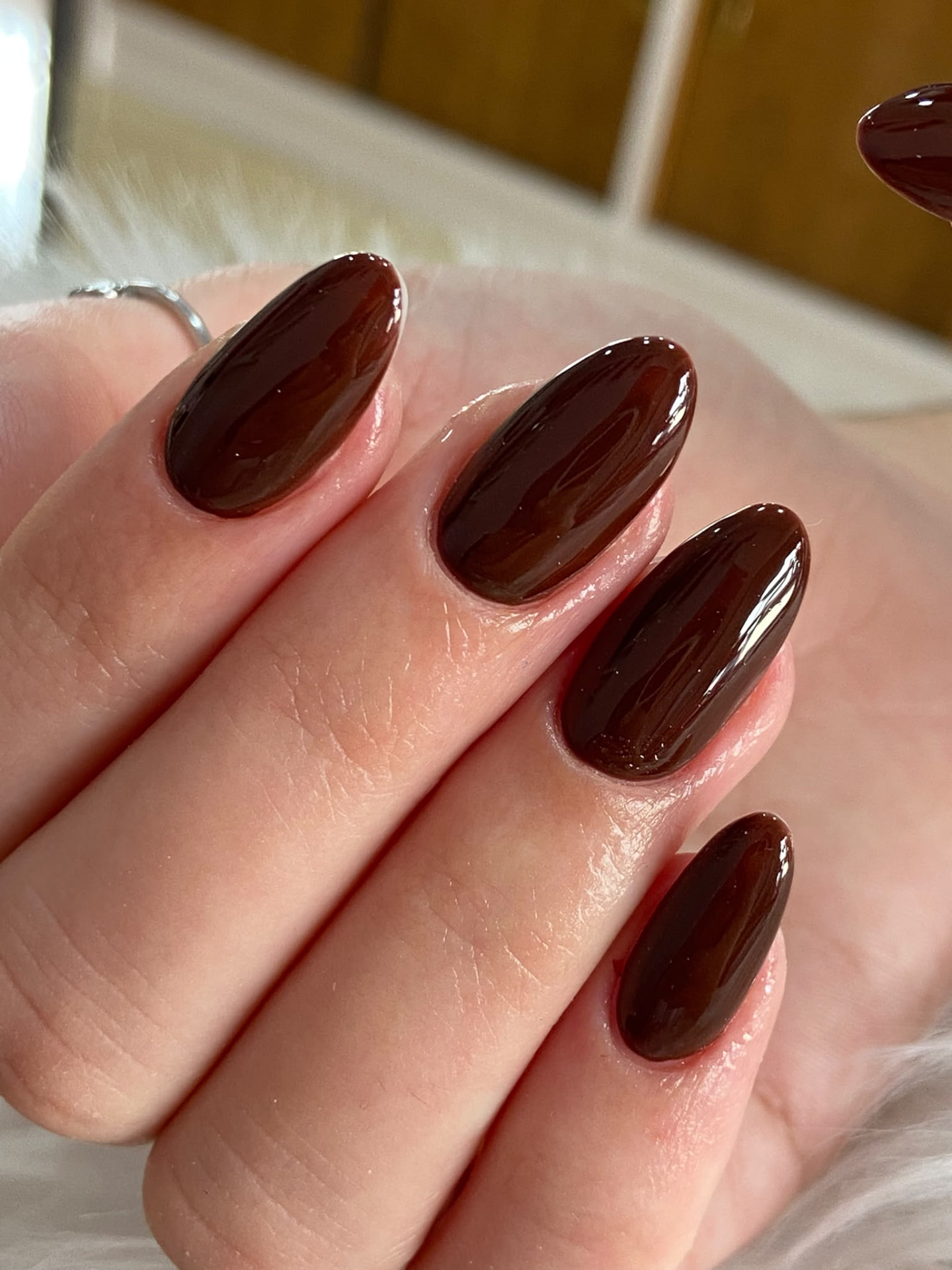 Manicura almendrada en tono chocolate
