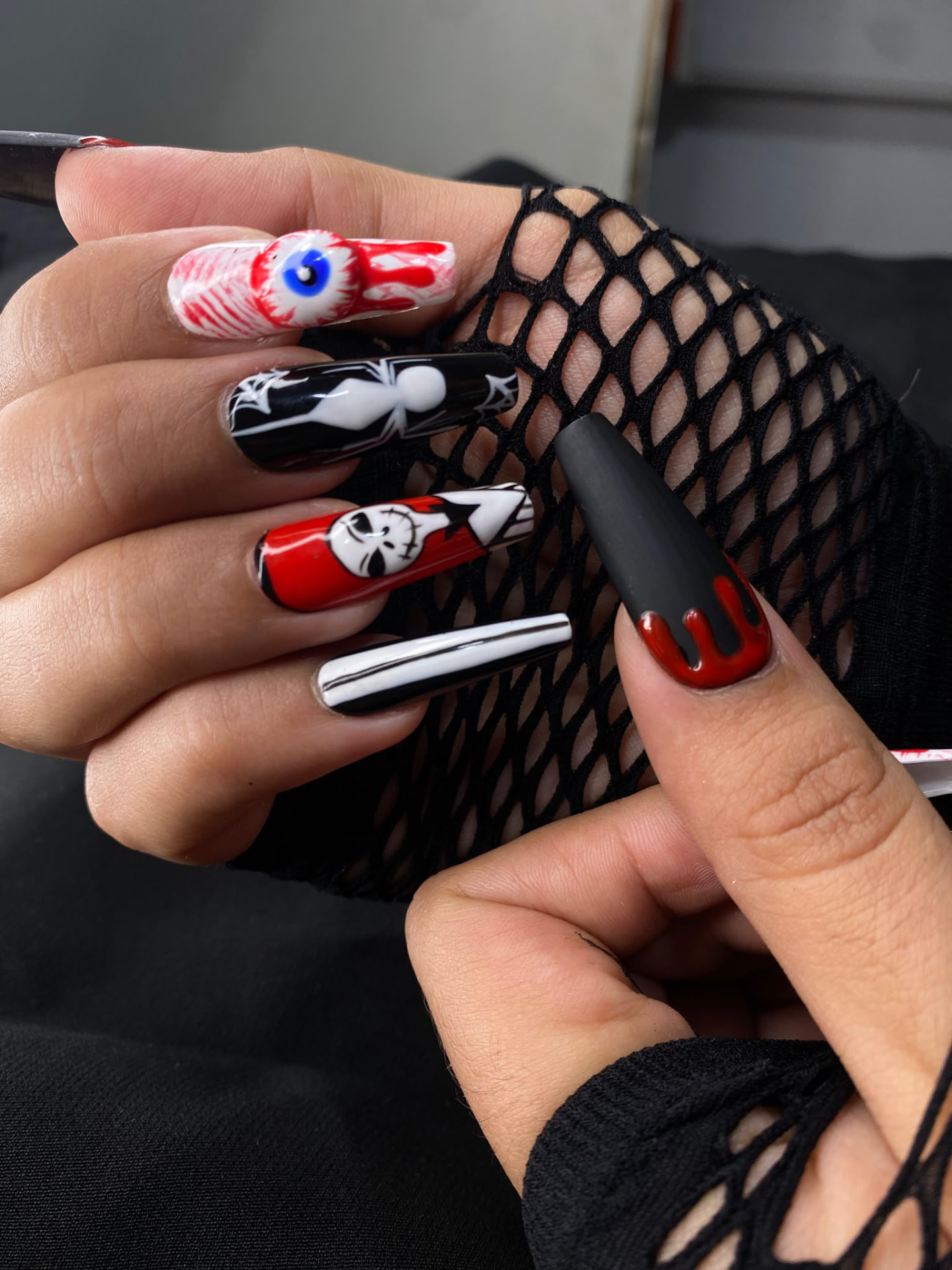 Manicura bailarina en negro, blanco y rojo con diseño de terror
