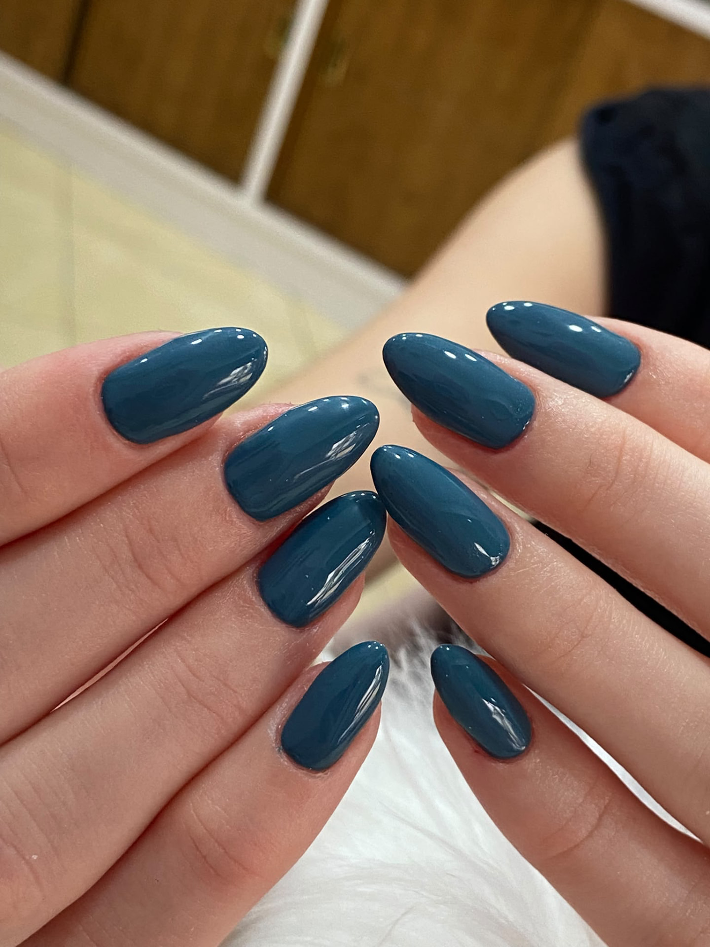 Manicura almendrada en azul petróleo