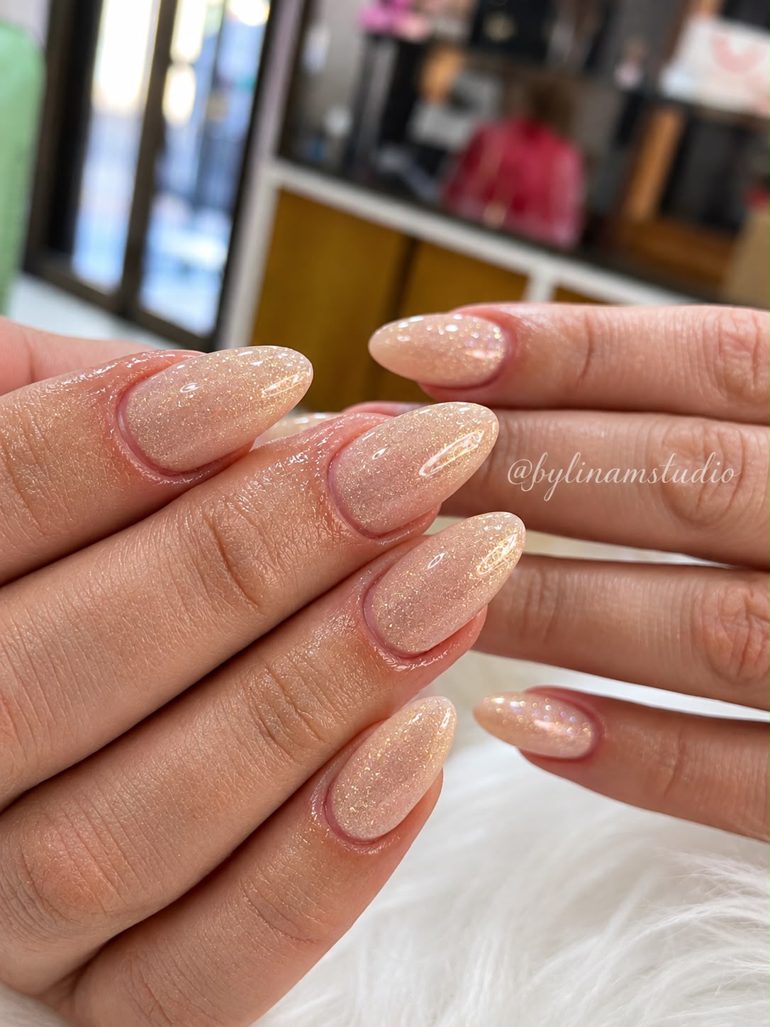 Manicura almendrada nude con brillo